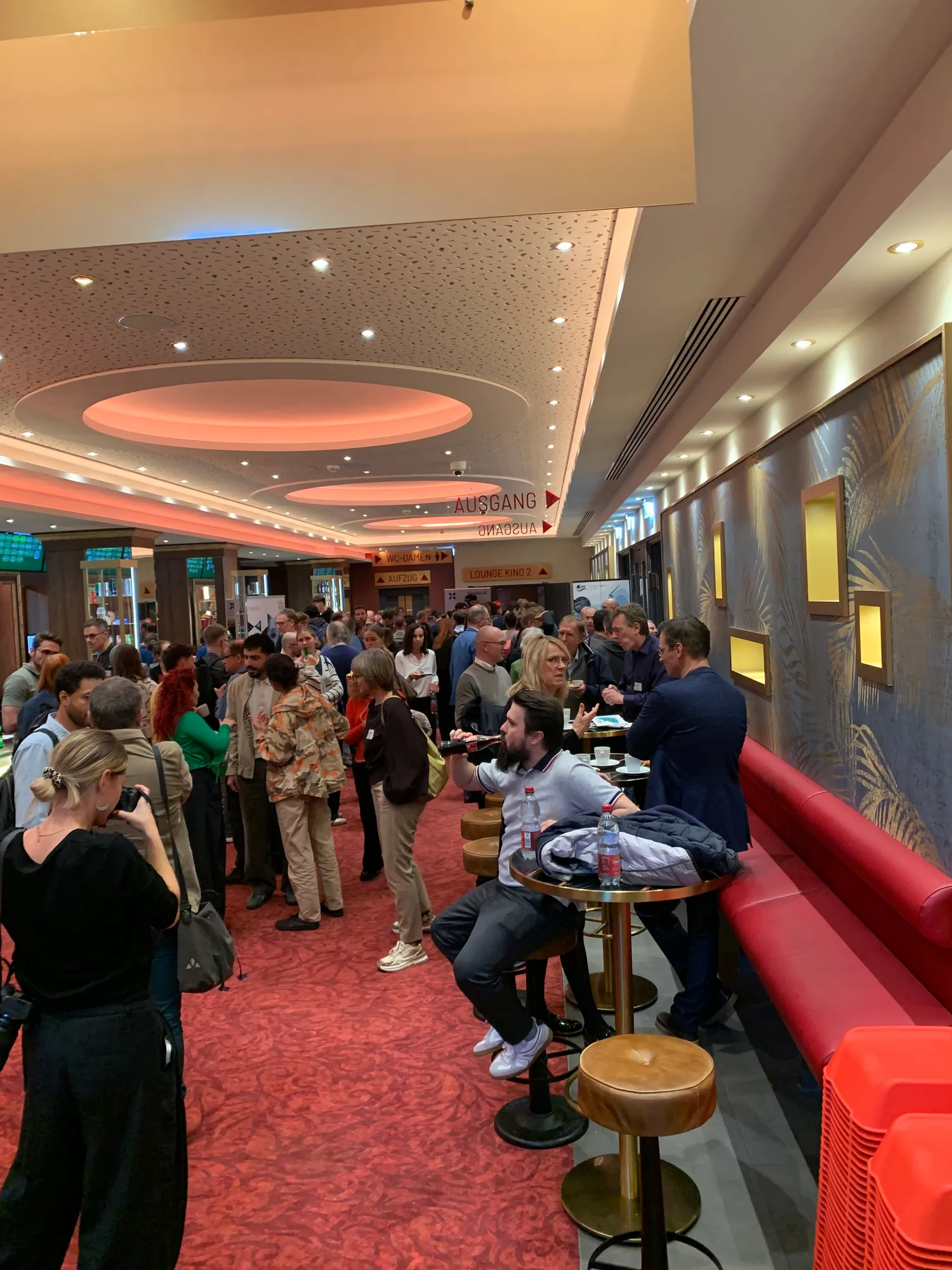 Netzwerken im Foyer des Metropol Kinos beim Green AI Day 2026