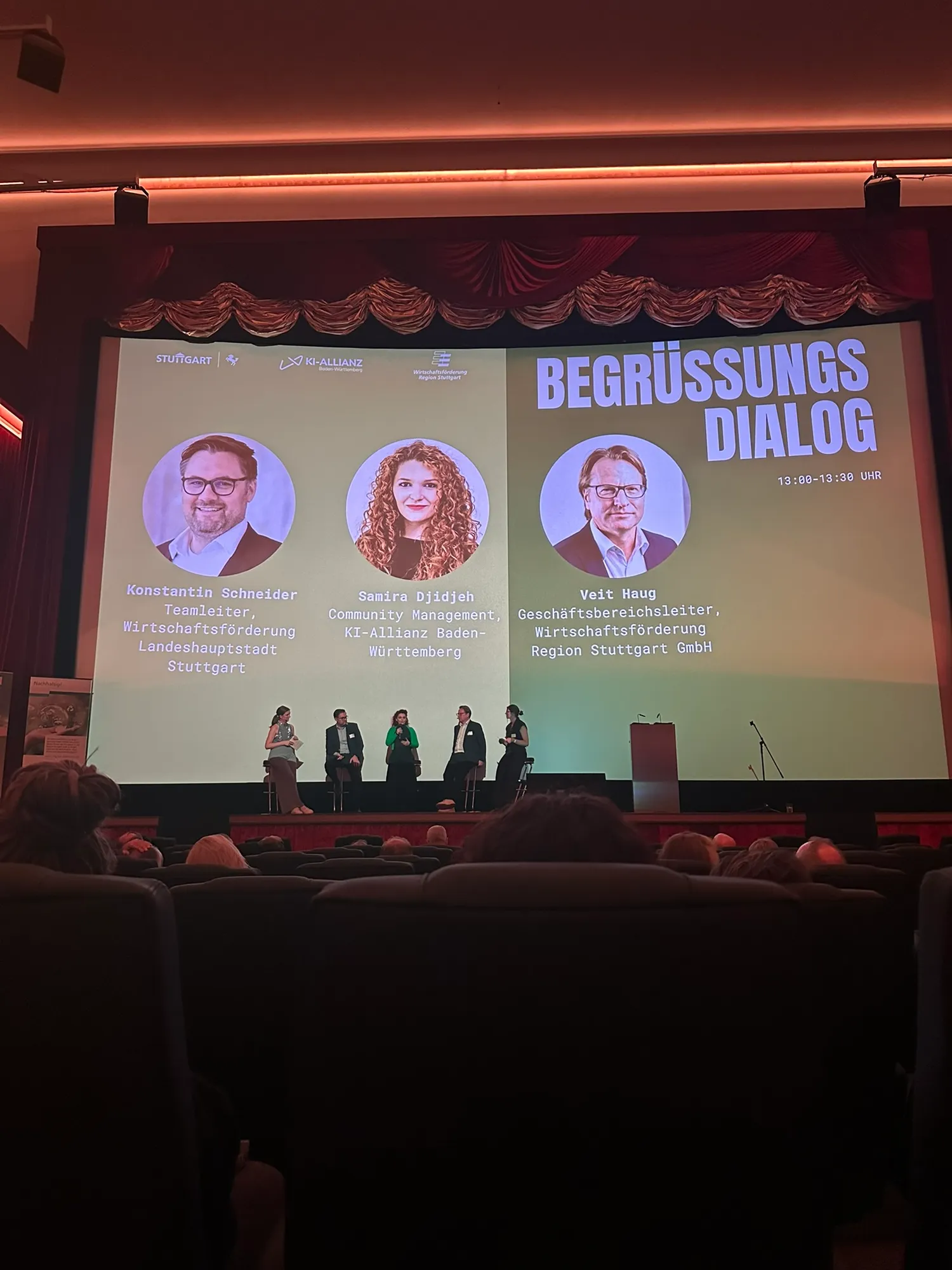Auftakt im großen Saal: der Begrüßungsdialog mit der Wirtschaftsförderung von Stadt und Region Stuttgart sowie der KI-Allianz Baden-Württemberg.