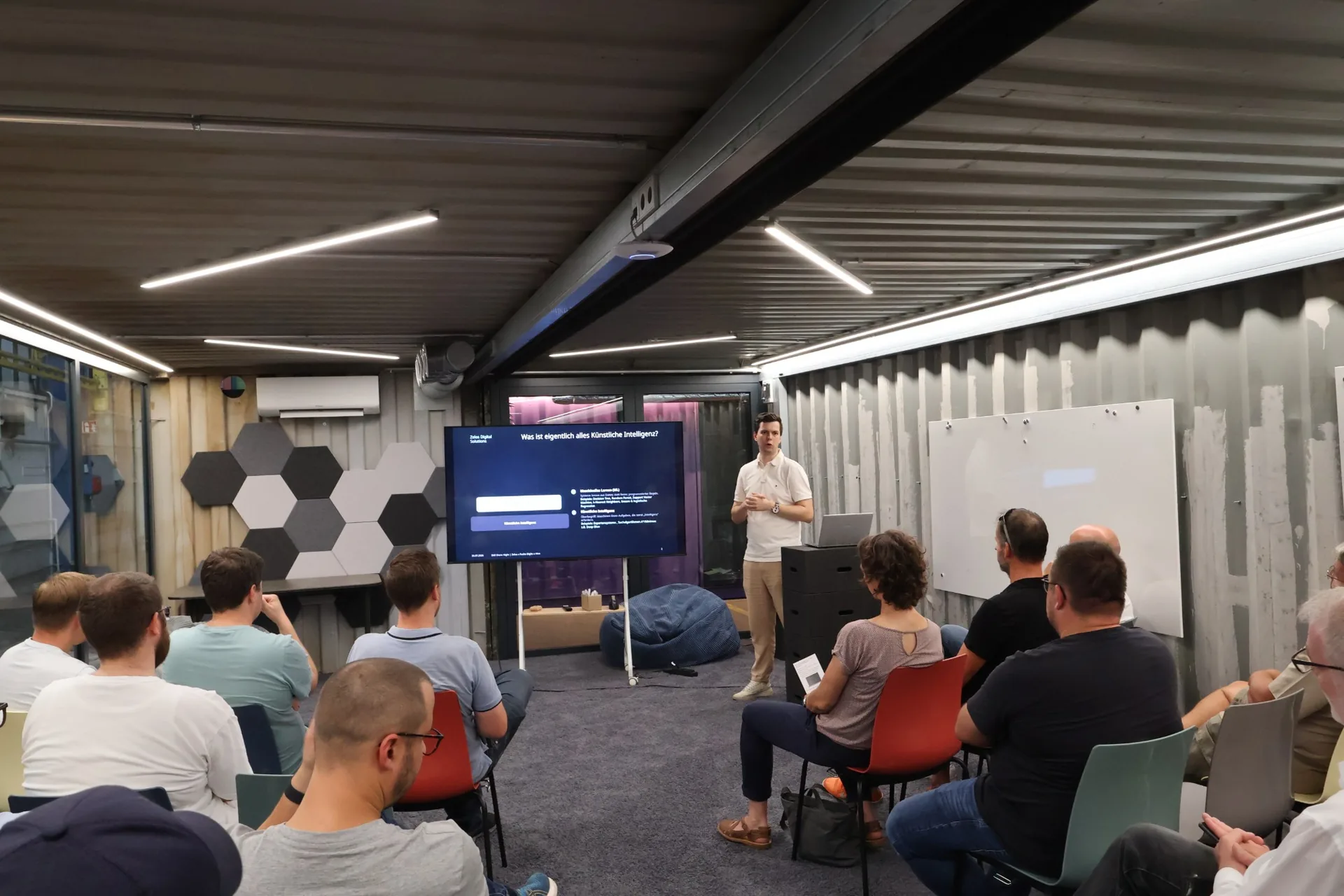 Robin steigt in seine Session ein — mit der Frage „Was ist eigentlich alles Künstliche Intelligenz?“
